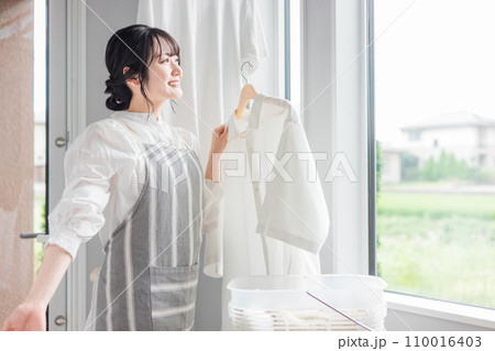 洗濯物を干す女性（家事・主婦・洗剤・柔軟剤・漂白） 110016403