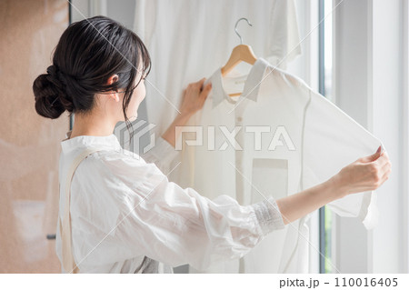 洗濯物を干す女性（家事・主婦・洗剤・柔軟剤・漂白） 110016405