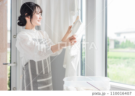洗濯物を干す女性（家事・主婦・洗剤・柔軟剤・漂白） 110016407