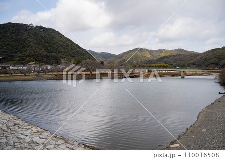 錦帯橋から錦川 橋の上からの川景色 錦帯橋から錦川 橋の上からの川景色 110016508