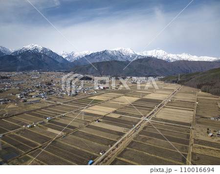 大町市平から見る初冬の後立山連峰 長野県大町市(ドローンによる空撮) 大町市平から見る初冬の後立山連峰 長野県大町市(ドローンによる空撮) 110016694