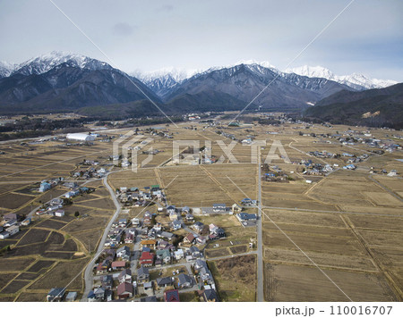 大町市平から見る初冬の後立山連峰　長野県大町市（ドローンによる空撮） 110016707