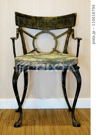 エントランスに置かれたアンティークの飾り椅子 エントランスに置かれたアンティークの飾り椅子 110016798