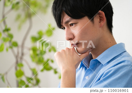 私服姿の若い男性 ライフスタイルイメージ 私服姿の若い男性 ライフスタイルイメージ 110016901