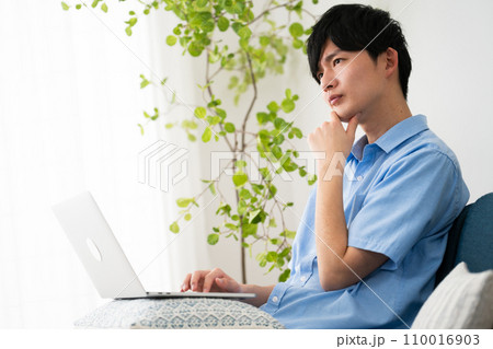 私服姿の若い男性　ライフスタイルイメージ 110016903