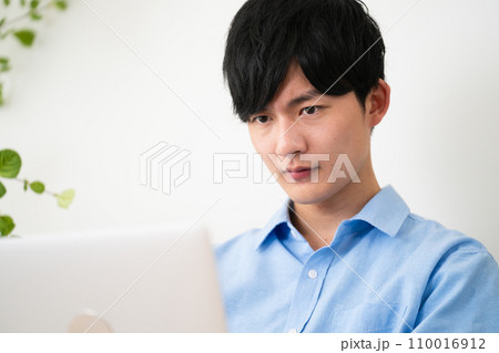 私服姿の若い男性　ライフスタイルイメージ 110016912