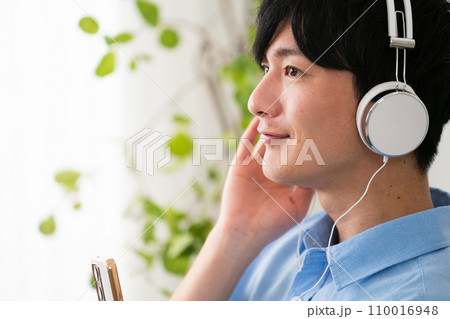 私服姿の若い男性　ライフスタイルイメージ 110016948