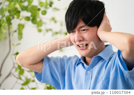 私服姿の若い男性　ライフスタイルイメージ 110017304