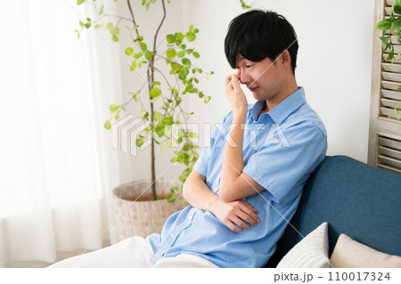 私服姿の若い男性 ライフスタイルイメージ 私服姿の若い男性 ライフスタイルイメージ 110017324