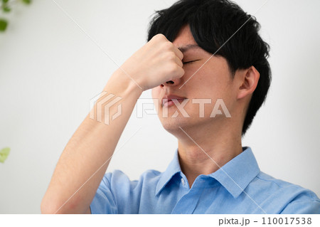 私服姿の若い男性　ライフスタイルイメージ 110017538