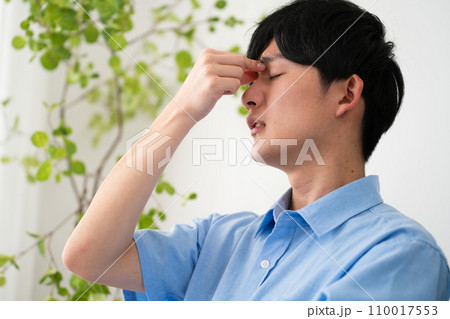 私服姿の若い男性　ライフスタイルイメージ 110017553