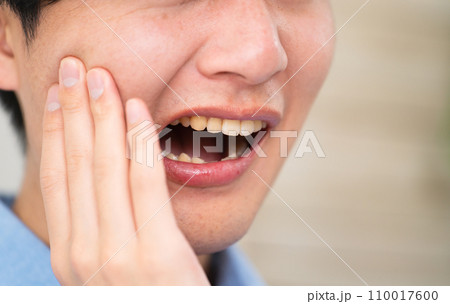 私服姿の若い男性　ライフスタイルイメージ 110017600