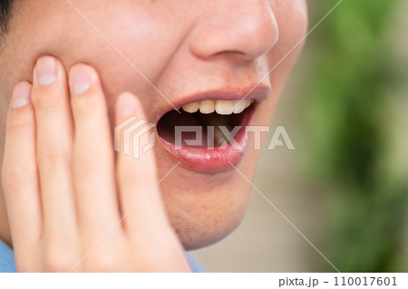 私服姿の若い男性　ライフスタイルイメージ 110017601