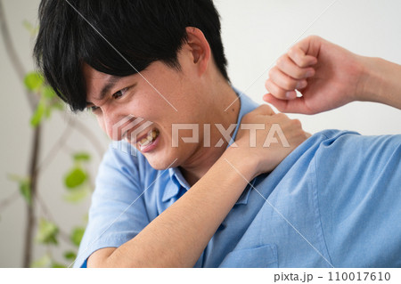 私服姿の若い男性　ライフスタイルイメージ 110017610