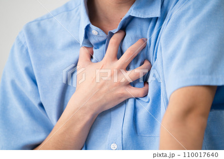 私服姿の若い男性 ライフスタイルイメージ 私服姿の若い男性 ライフスタイルイメージ 110017640