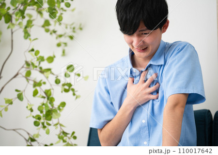 私服姿の若い男性　ライフスタイルイメージ 110017642