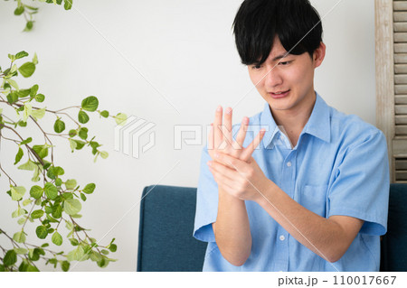 私服姿の若い男性　ライフスタイルイメージ 110017667