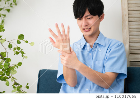 私服姿の若い男性　ライフスタイルイメージ 110017668