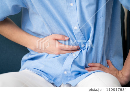 私服姿の若い男性　ライフスタイルイメージ 110017684