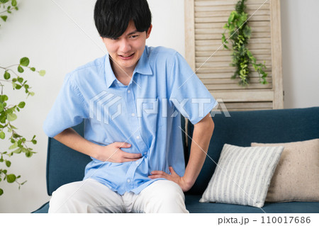 私服姿の若い男性　ライフスタイルイメージ 110017686