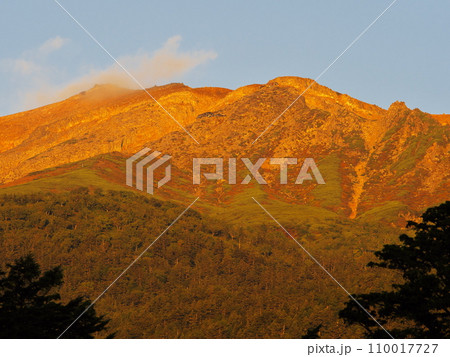 初秋のおんたけロープウェイ鹿ノ瀬駅より朝焼けに染まる御岳山を臨む 初秋のおんたけロープウェイ鹿ノ瀬駅より朝焼けに染まる御岳山を臨む 110017727