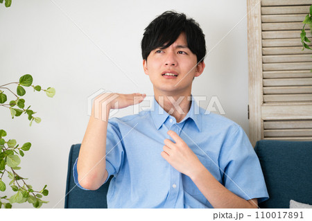 私服姿の若い男性 ライフスタイルイメージ 私服姿の若い男性 ライフスタイルイメージ 110017891