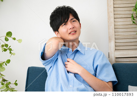 私服姿の若い男性　ライフスタイルイメージ 110017893