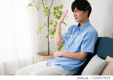 私服姿の若い男性　ライフスタイルイメージ 110017919