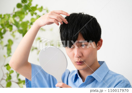 私服姿の若い男性　ライフスタイルイメージ 110017970