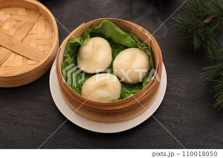 蒸籠に盛られた小籠包 110018050