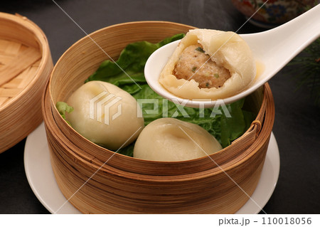 蒸籠に盛られた小籠包 110018056