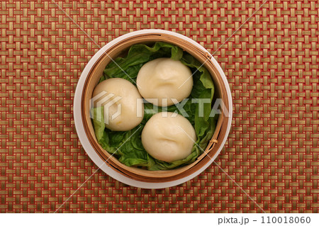 蒸籠に盛られた小籠包 110018060