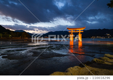 夜の大鳥居 宮島・厳島神社 ライトアップされた朱色の鳥居 夜の大鳥居 宮島・厳島神社 ライトアップされた朱色の鳥居 110018296