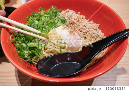 汁なし担々麺 110018353