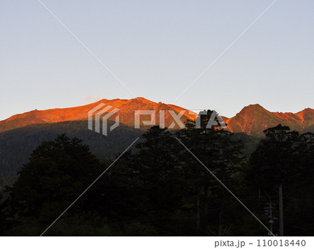 初秋のおんたけロープウェイ鹿ノ瀬駅より朝焼けに染まる御岳山を臨む 初秋のおんたけロープウェイ鹿ノ瀬駅より朝焼けに染まる御岳山を臨む 110018440