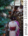 神社でお参りする着物姿の女性 110018460