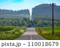 夏の富良野の雄大な道 110018679