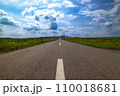 夏の富良野の雄大な道 110018681