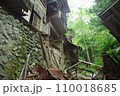 山の中の古い家屋 110018685