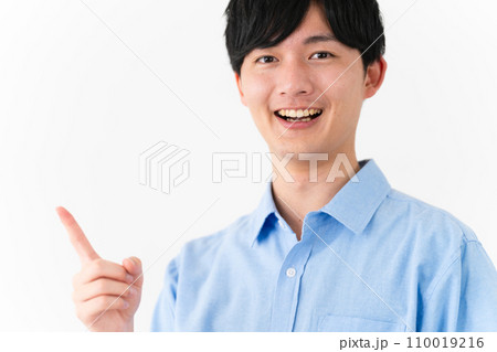 私服姿の若い男性 ライフスタイルイメージ 私服姿の若い男性 ライフスタイルイメージ 110019216