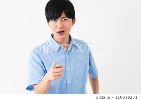 私服姿の若い男性 ライフスタイルイメージ 私服姿の若い男性 ライフスタイルイメージ 110019231