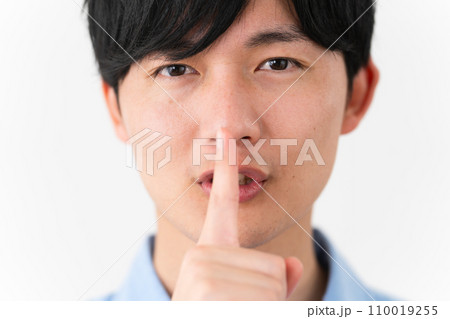 私服姿の若い男性 ライフスタイルイメージ 私服姿の若い男性 ライフスタイルイメージ 110019255