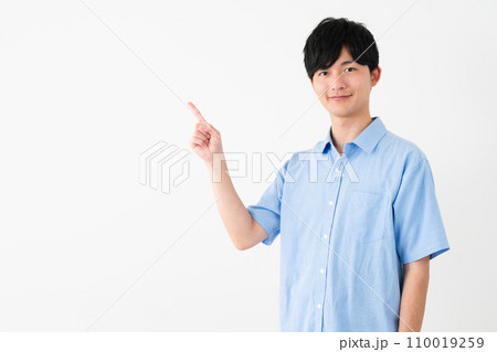 私服姿の若い男性　ライフスタイルイメージ 110019259