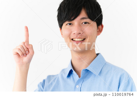 私服姿の若い男性　ライフスタイルイメージ 110019764