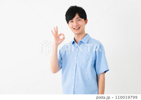 私服姿の若い男性　ライフスタイルイメージ 110019799