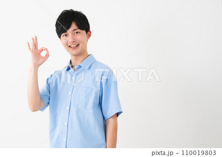 私服姿の若い男性　ライフスタイルイメージ 110019803