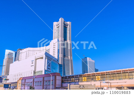 日本の横浜都市景観 師走・桜木町駅や横浜ランドマークタワーなどを望む 日本の横浜都市景観 師走・桜木町駅や横浜ランドマークタワーなどを望む 110019883