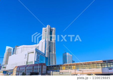 日本の横浜都市景観 師走・桜木町駅や横浜ランドマークタワーなどを望む 日本の横浜都市景観 師走・桜木町駅や横浜ランドマークタワーなどを望む 110019885