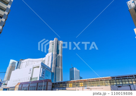 日本の横浜都市景観 師走・桜木町駅や横浜ランドマークタワーなどを望む 日本の横浜都市景観 師走・桜木町駅や横浜ランドマークタワーなどを望む 110019886
