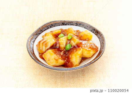 皿に盛った、じゃがいものそぼろ煮、ひき肉あんかけ 110020054